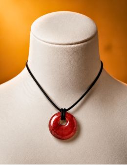 Pendentif jaspe rouge, pierre percée du signe Balance