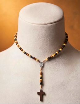 Collier en perle avec une croix